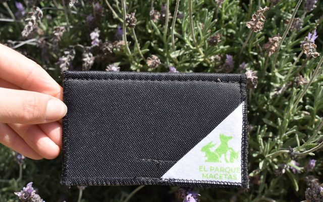 Germinador de cordura negra con la etiqueta de la marca, sostenido con la mano
