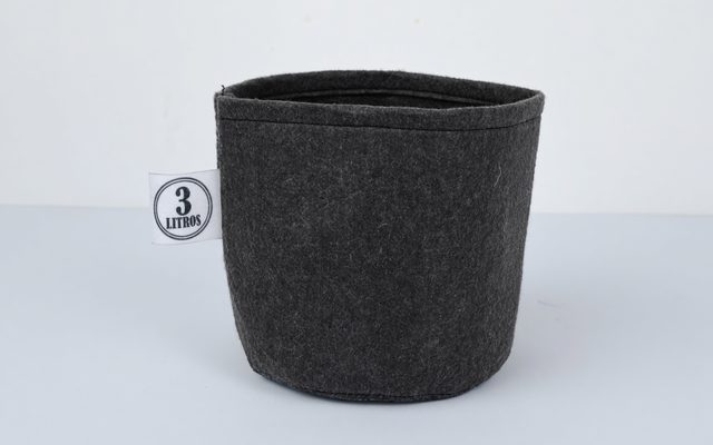 Maceta geotextil gris de 300 gr, de 3 litros, con la etiqueta del litraje
