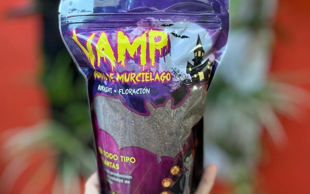 Pack de Vamp Guano de Murciélago, bokashi de floración, sostenido con la mano