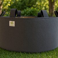 Ver: Cama de Living Soil redonda, de tela geotextil de 300 gr, apoyada sobre el césped