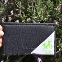 Ver: Germinador de cordura negra con la etiqueta de la marca, sostenido con la mano