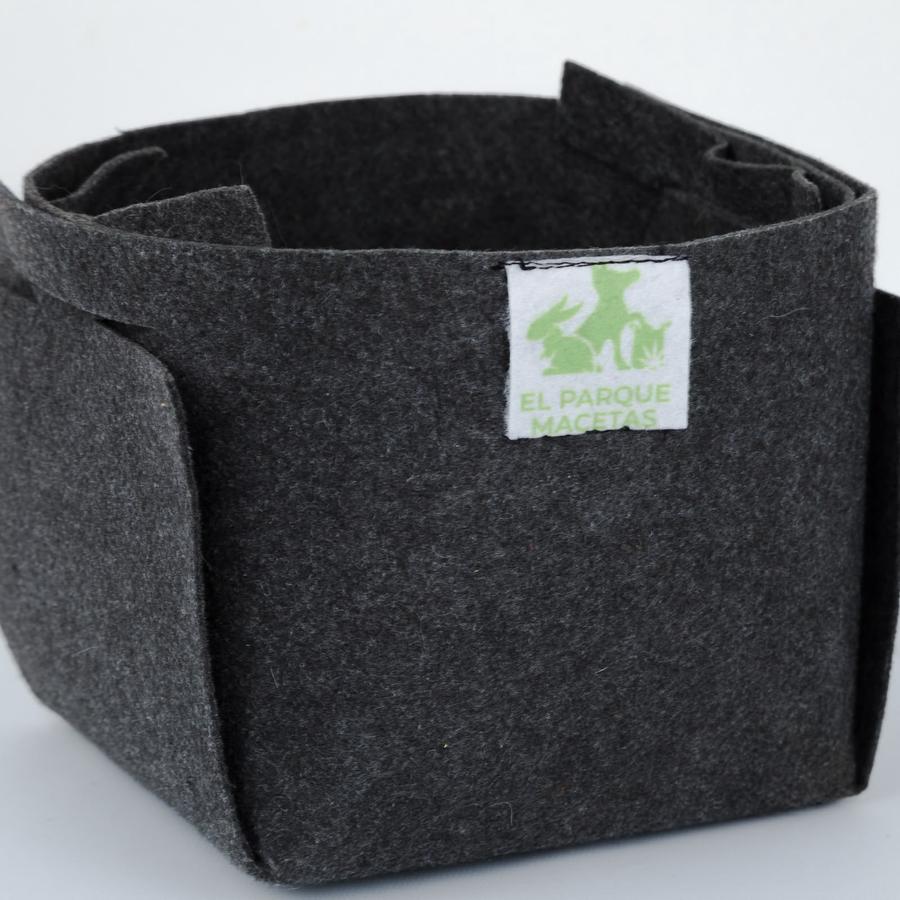 Maceta de tela geotextil guardada plana