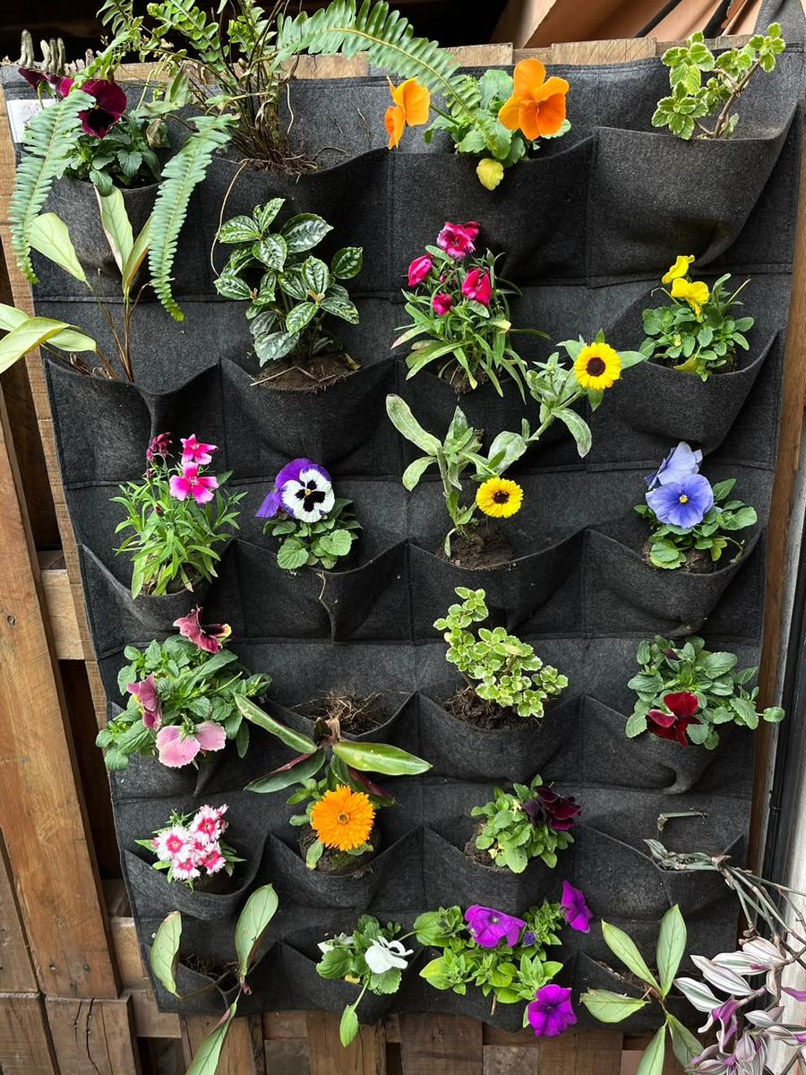 Jardines verticales de geotextil instalados en un vivero