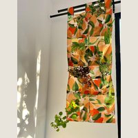 Ver: Jardín vertical sublimado de naranjas, colgado de una barra y con plantas