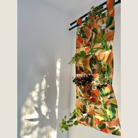Ver: Jardín vertical sublimado de naranjas en una pared, con aromáticas