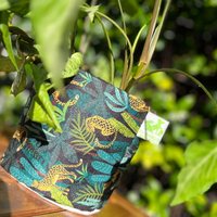 Ver: Maceta sublimada de leopardos colgada entre plantas