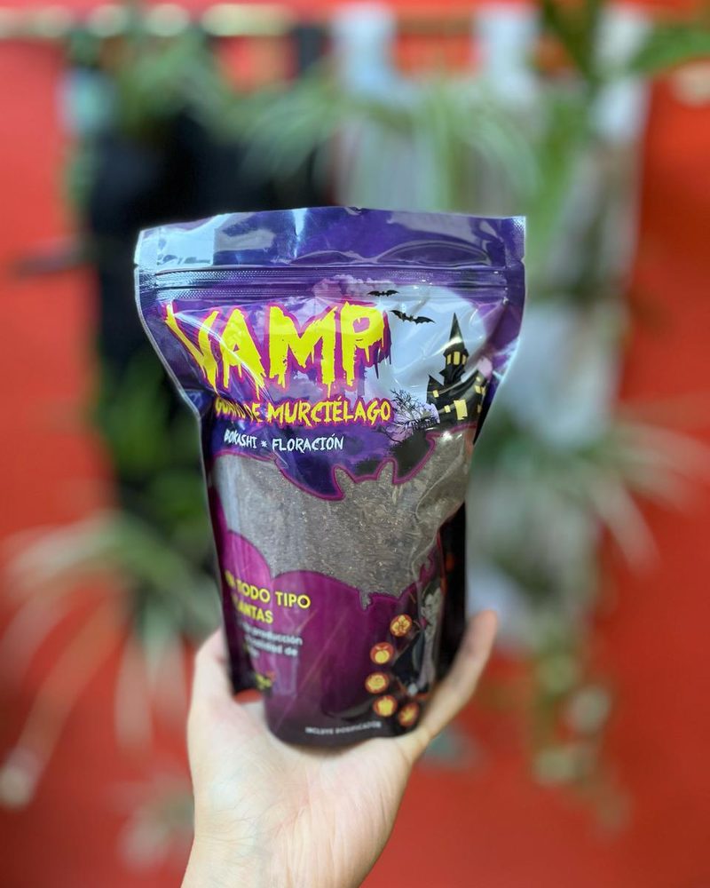 Pack de Vamp Guano de Murciélago, bokashi de floración, sostenido con la mano